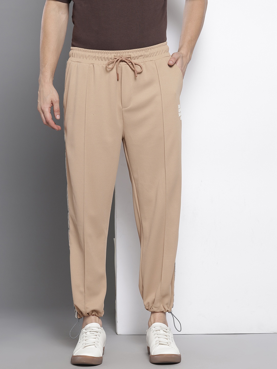 

The Indian Garage Co Men Side Taping Toggled Joggers, Beige