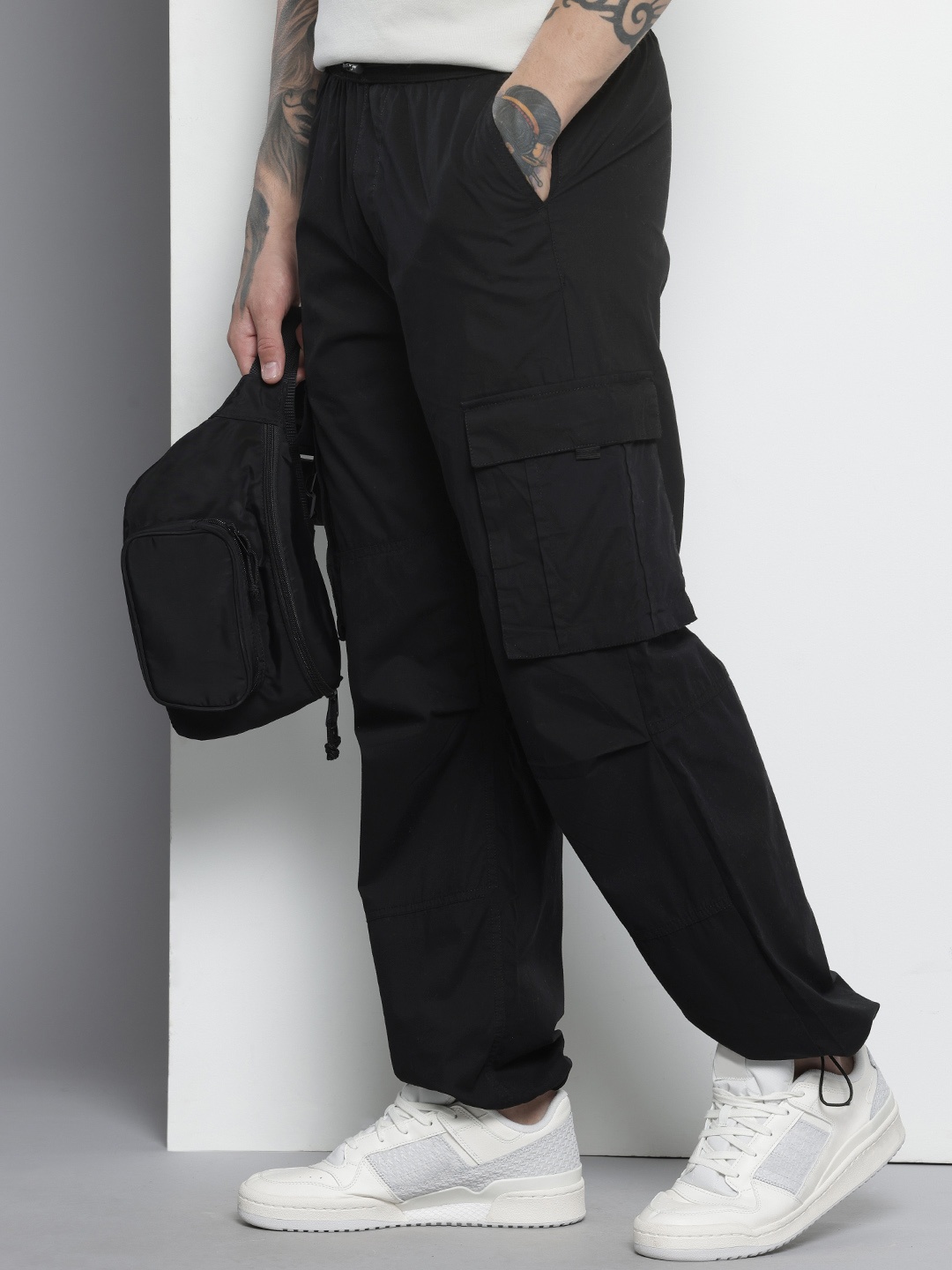 

The Indian Garage Co Men Pure Cotton Relaxed Fit Trousers, Black