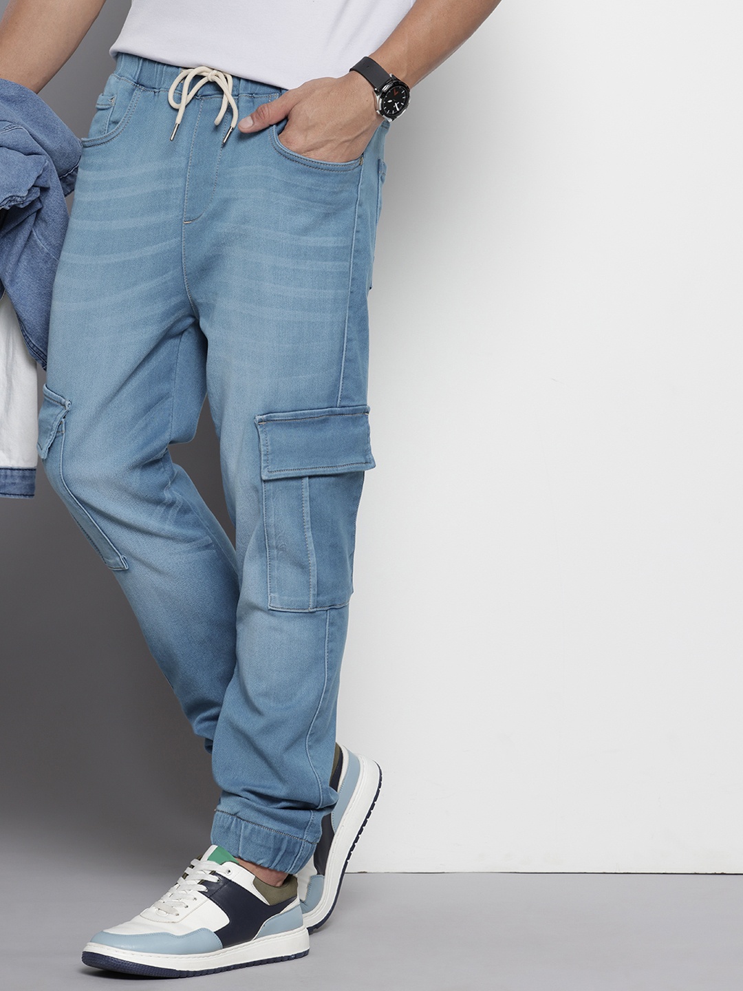 

The Indian Garage Co Men Light Fade Stretchable Cargo Jeans, Blue