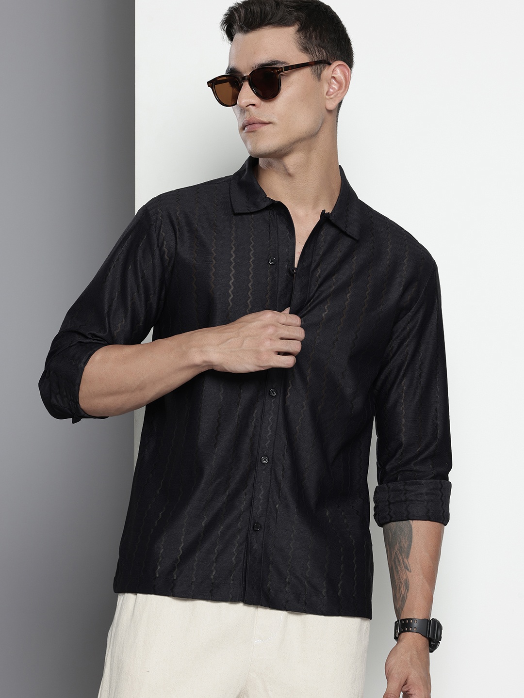 

The Indian Garage Co. Relaxed Fit Self Design Textured Casual Shirt, Black