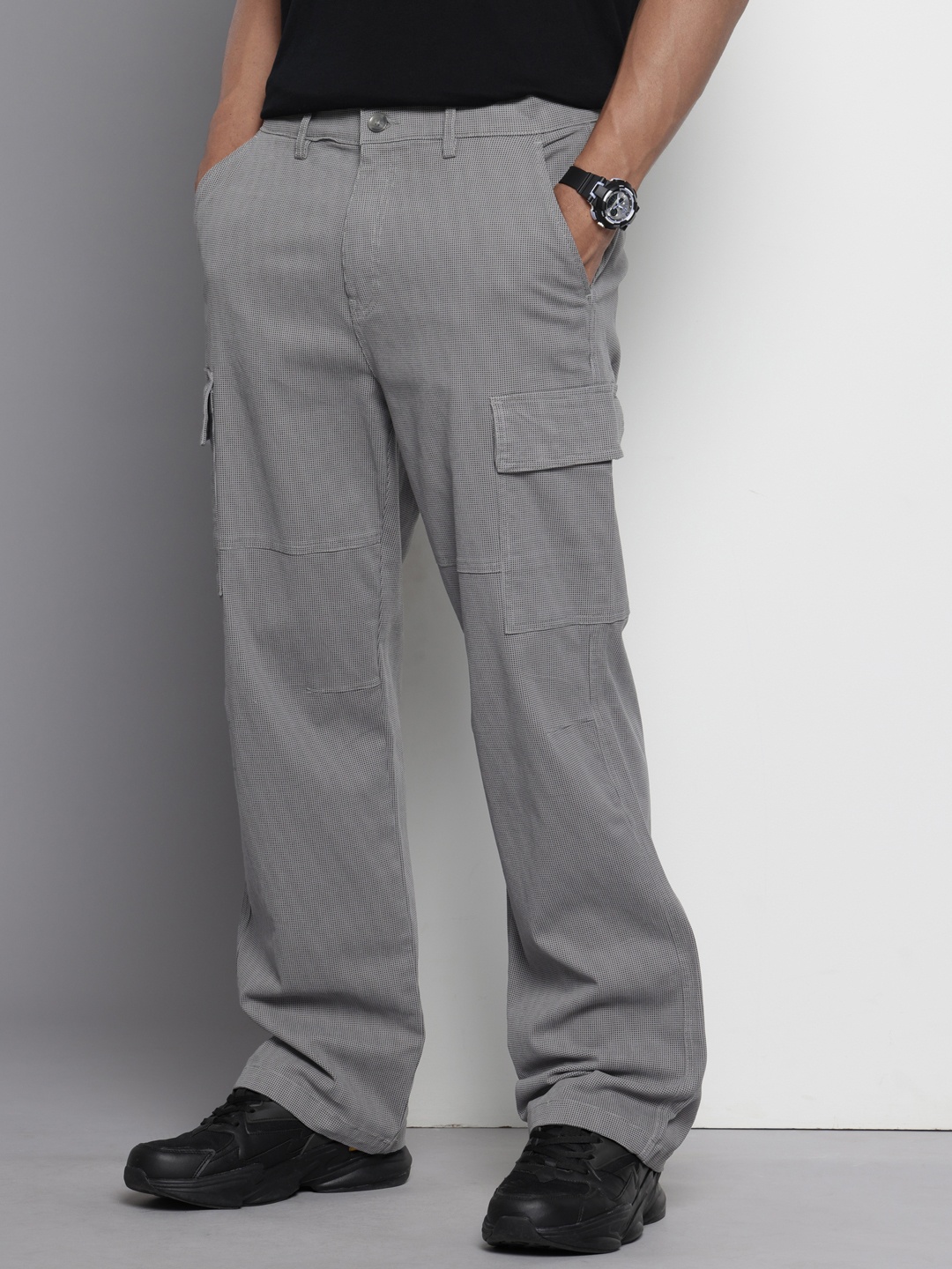 

The Indian Garage Co Men Geometric Printed Cargos Trousers, Grey