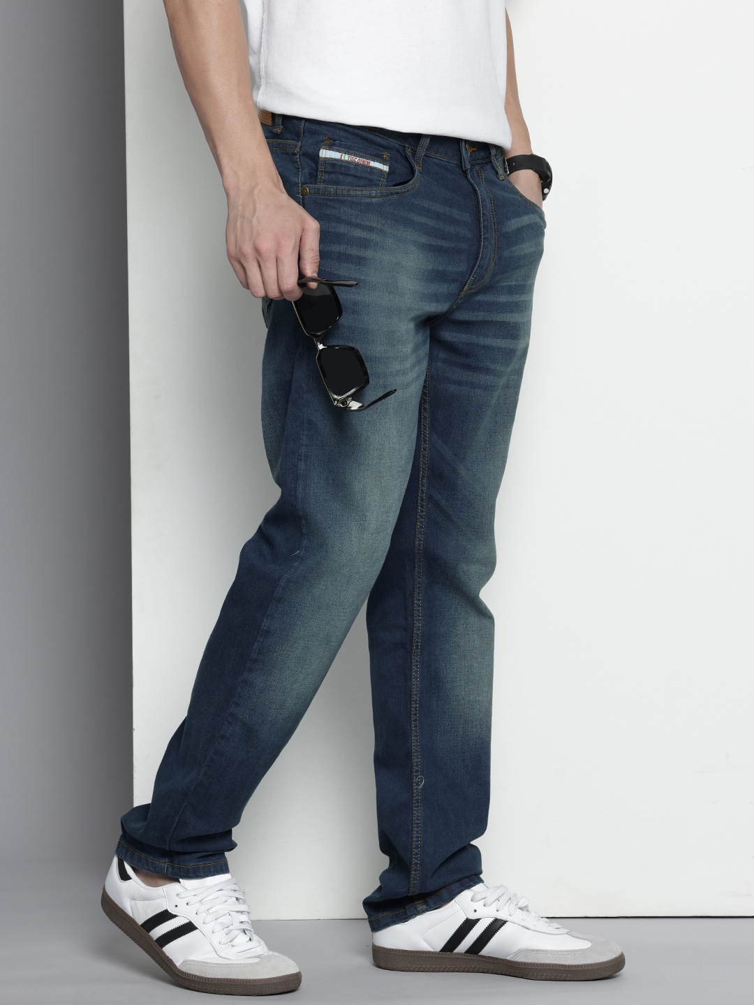 

The Indian Garage Co. Men Straight Fit Heavy Fade Stretchable Jeans, Blue