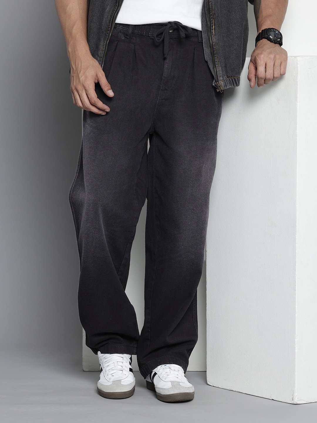 

The Indian Garage Co Men Pleated Relaxed Fit Pure Cotton Jeans, Charcoal