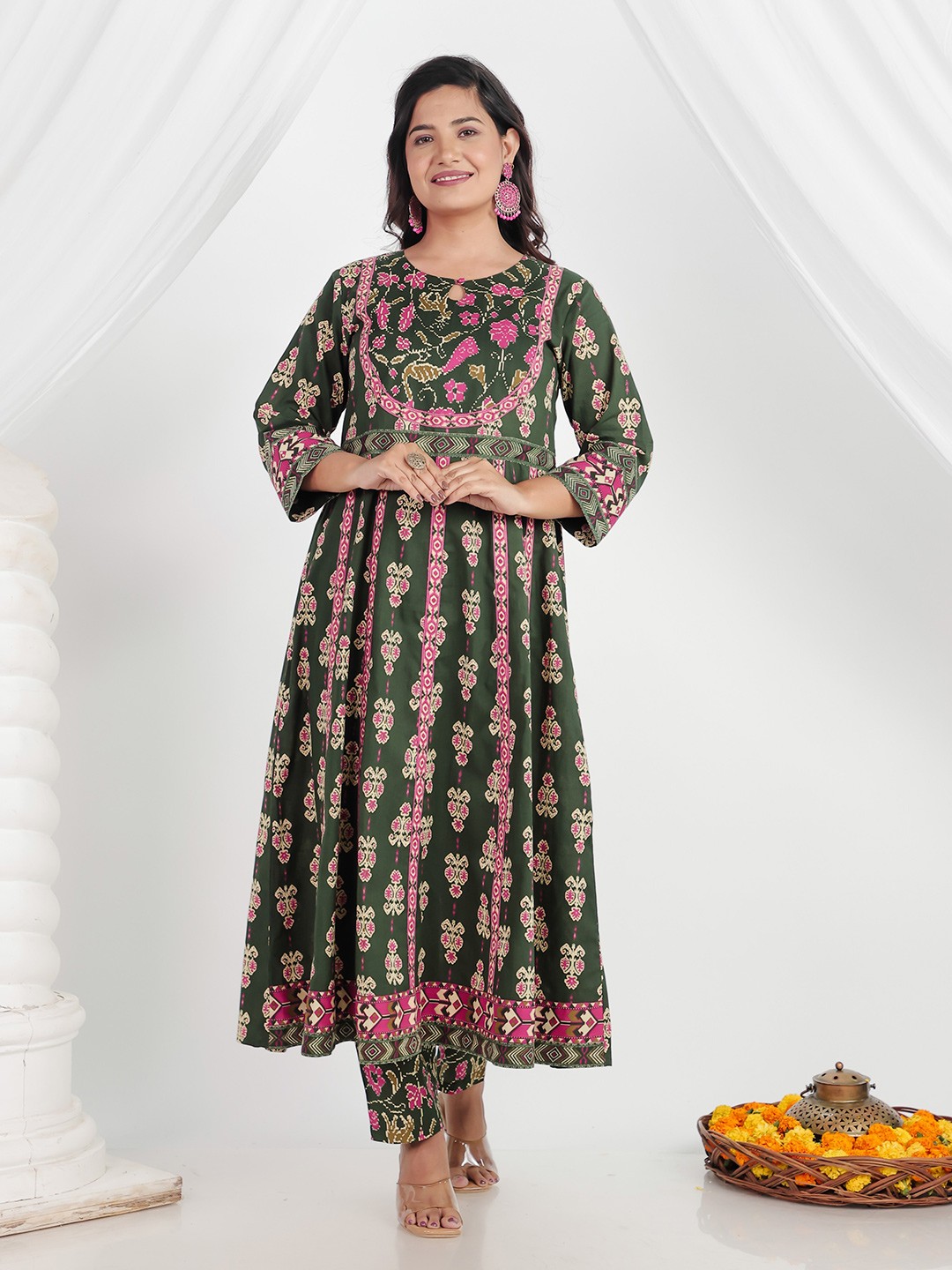 

Aramya Women Ethnic Motifs Printed Panelled Pure Cotton Kurta with Trousers, Green