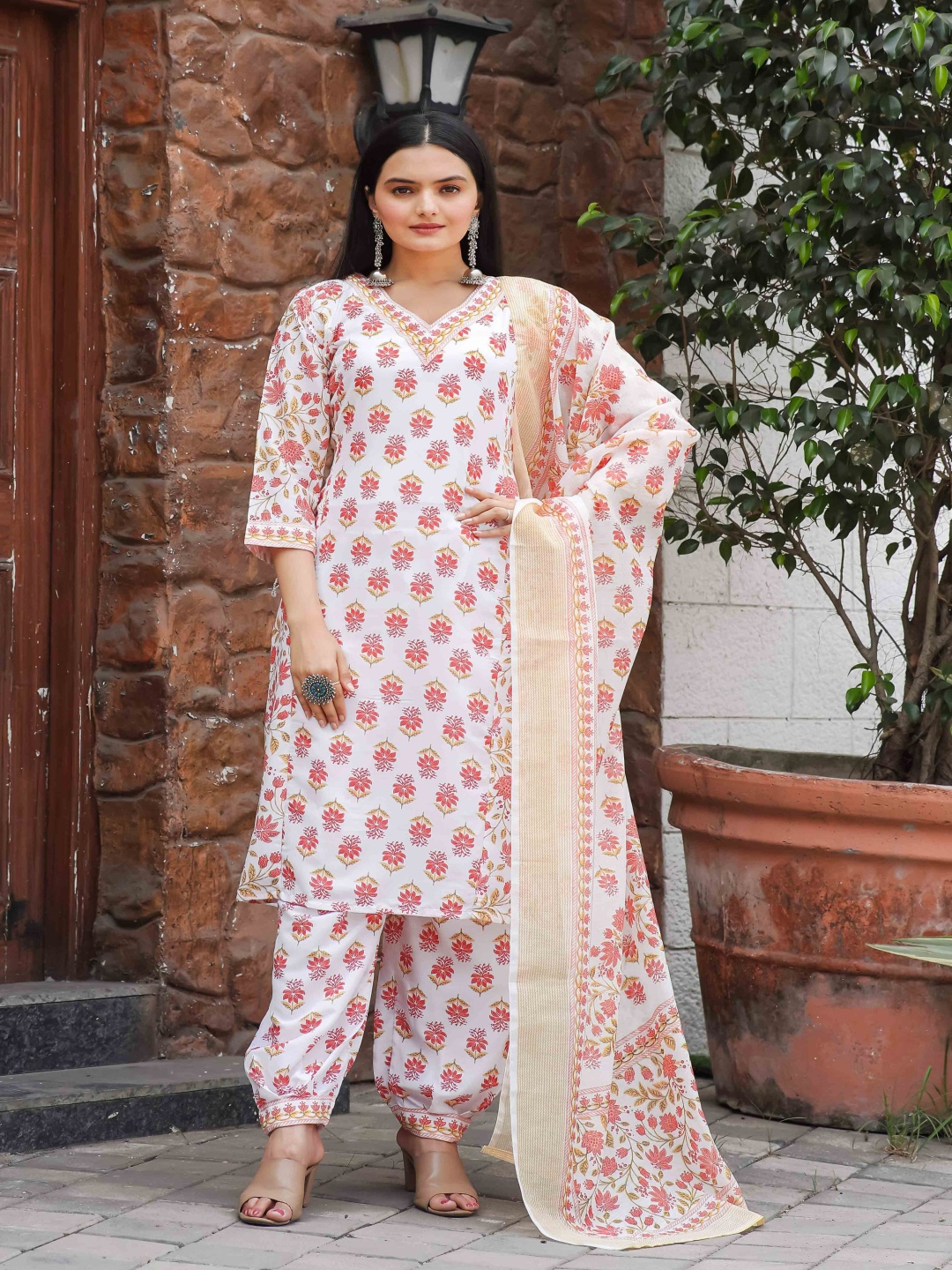 

ZIBLON Women Floral Printed Regular Thread Work Kurti with Trousers & With Dupatta, Orange