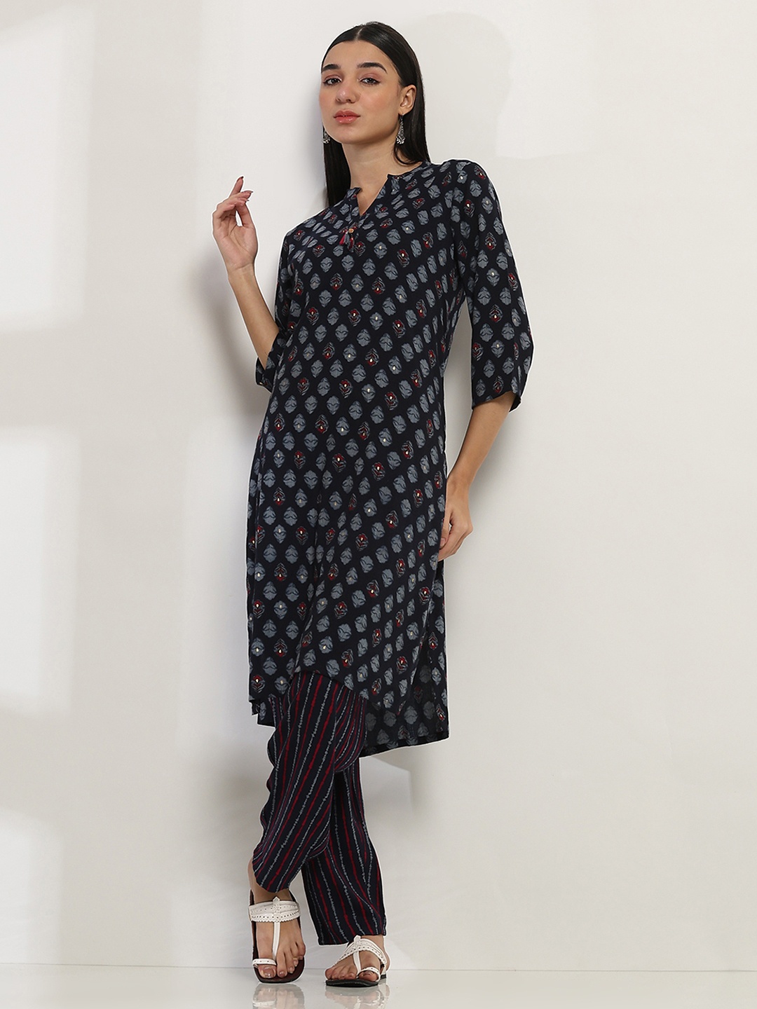 

Rangriti Women Floral Printed Regular Kurta with Palazzos, Navy blue