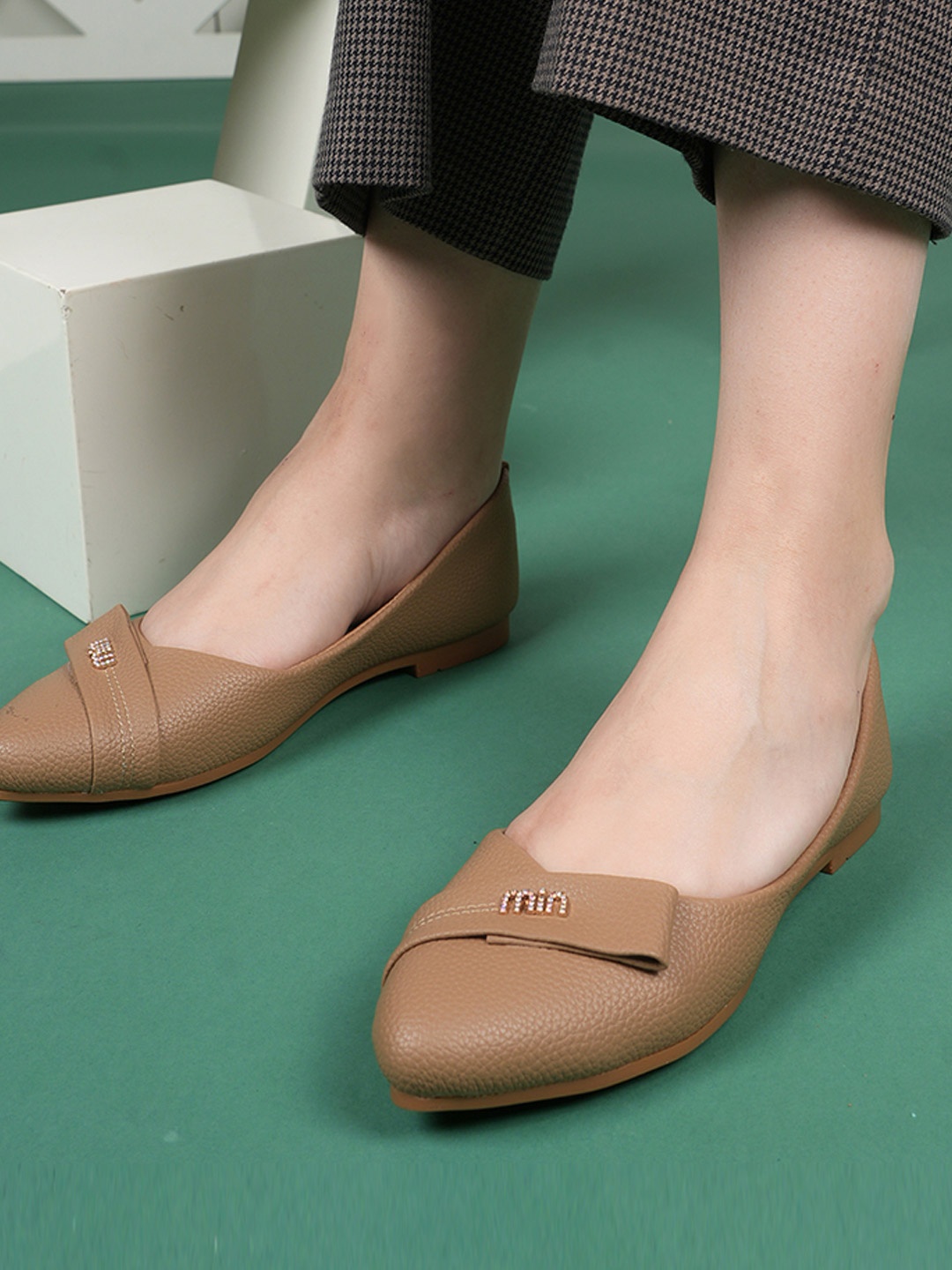 

DressBerry Women Embellished Fashion Flats, Beige