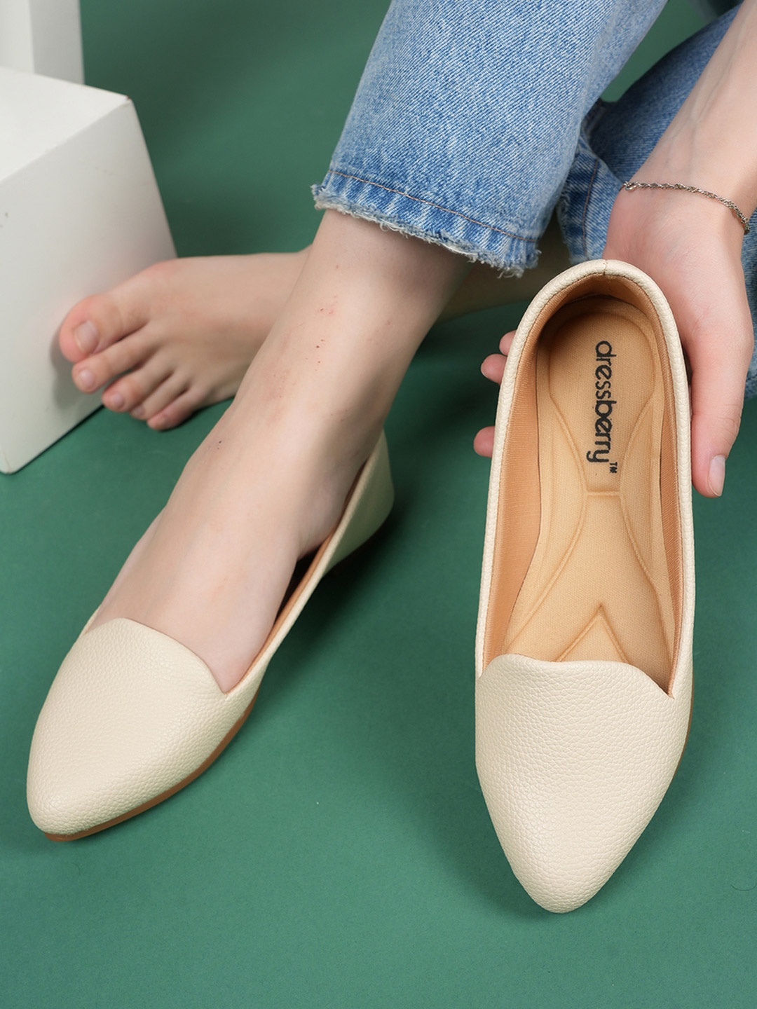 

DressBerry Women Embellished Fashion with Bows Flats, Cream