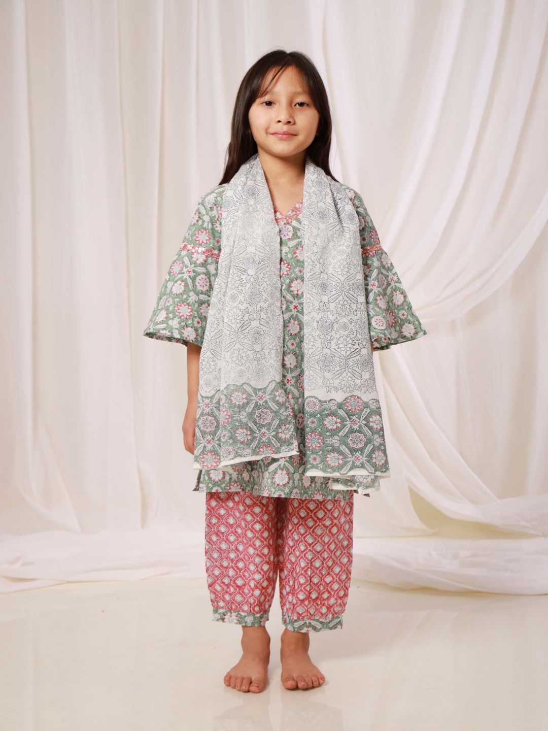 

Sangria Girls Ethnic Motifs Printed Regular Pure Cotton Kurta with Trousers & With Dupatta, Green