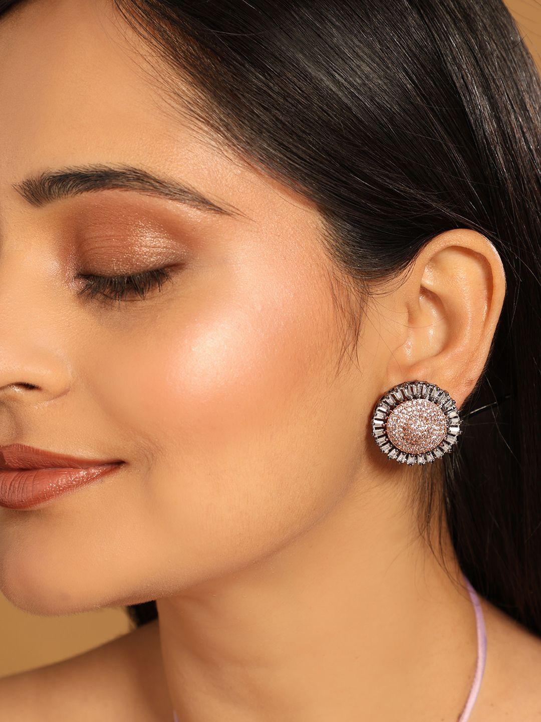 

Yinara Modern Edge Rhodium-Plated Rhinestone Studded Circular Shaped Diamond Studs, Silver