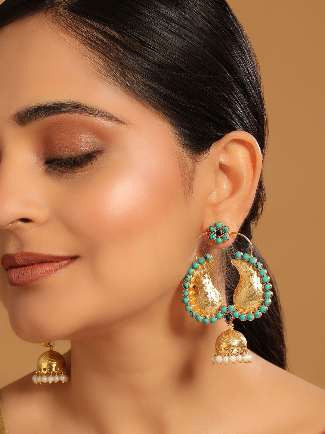 

Yinara 22K Gold Plated Kundan Studded Contemporary Jhumkas