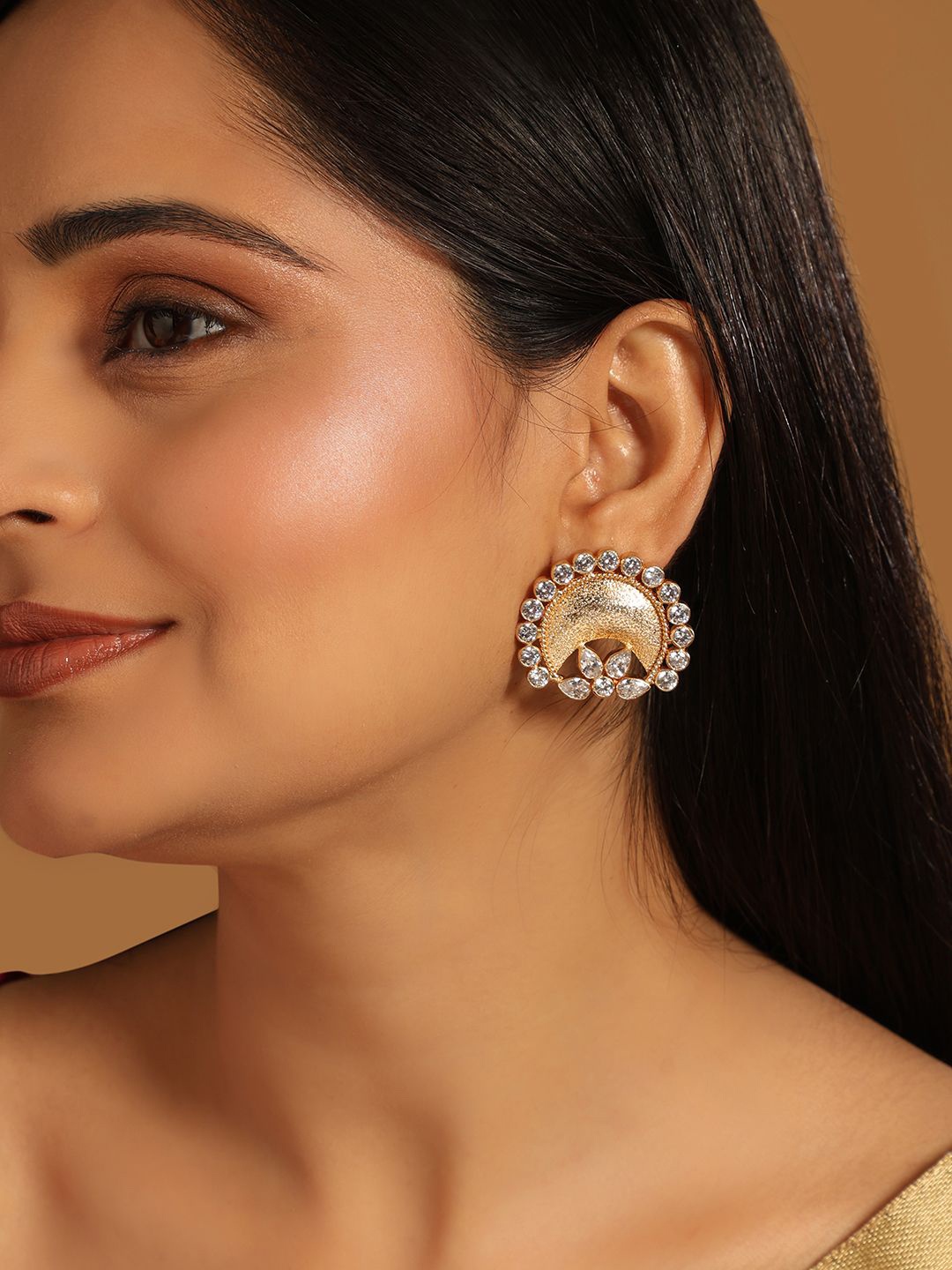

Yinara 22K Gold Plated Pearls Studded Contemporary Studs