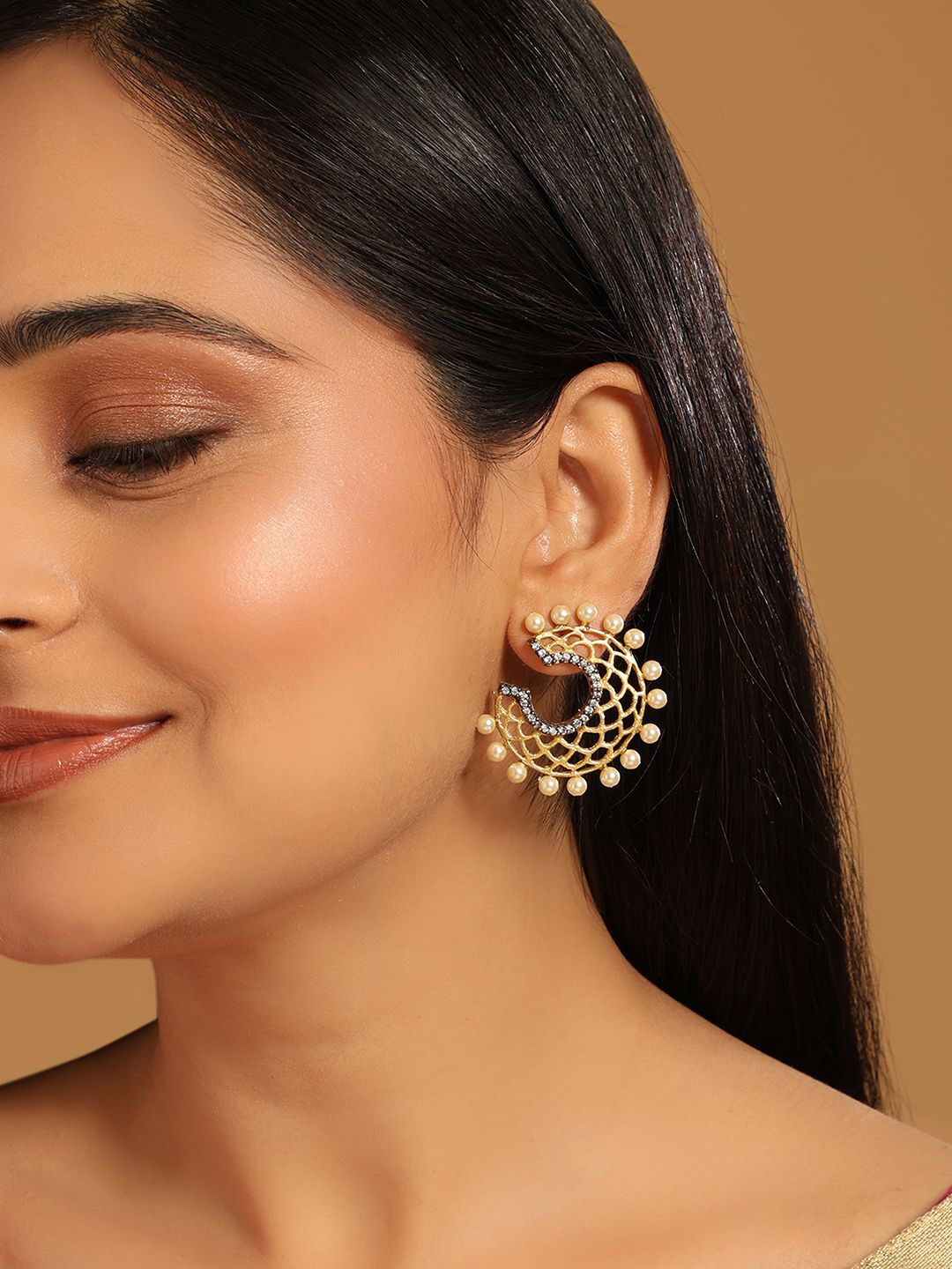 

Yinara 22K Gold Plated Pearls Studded Contemporary Studs