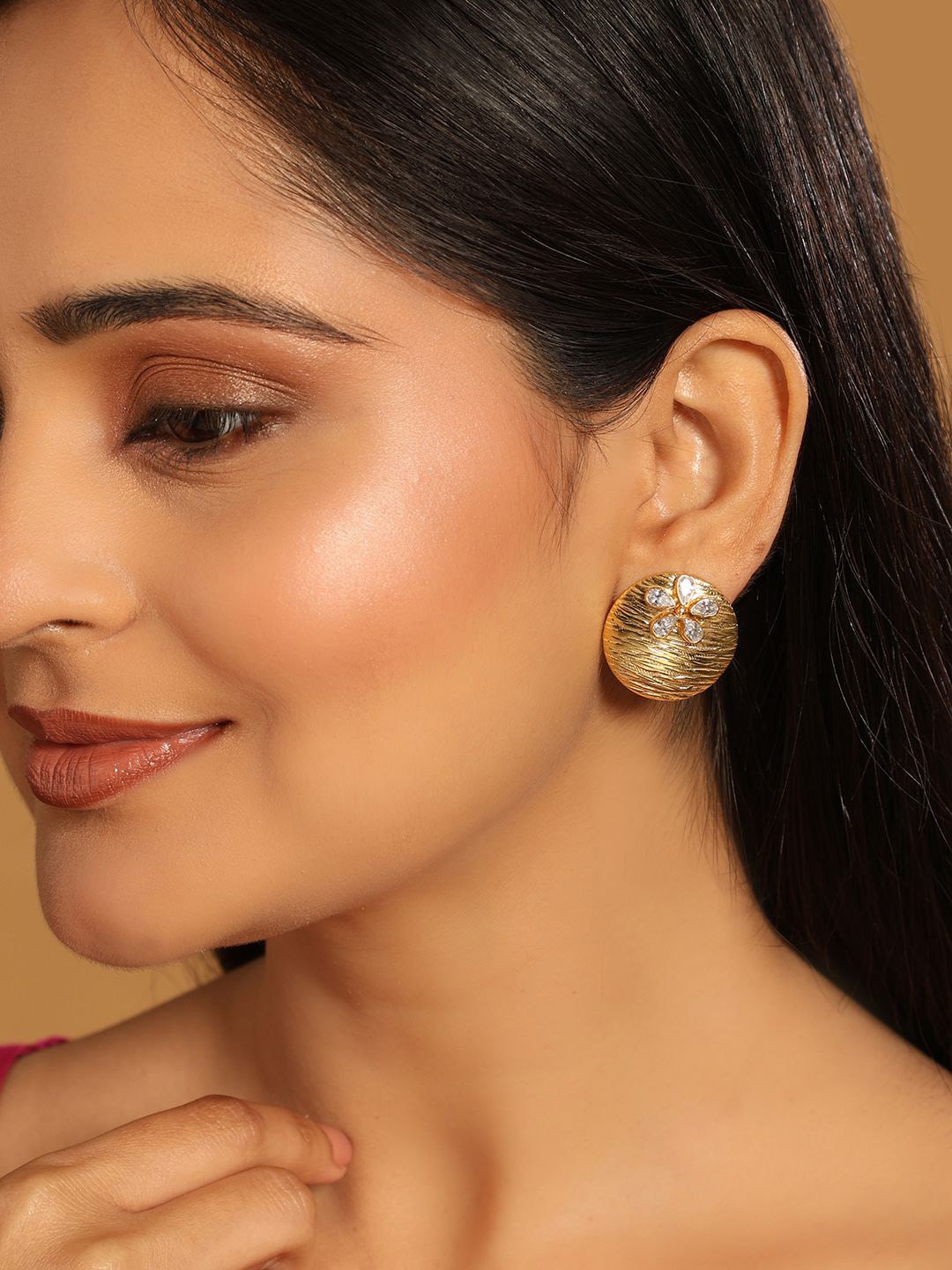 

Yinara 22K Gold Plated Kundan Studded Contemporary Shaped Studs