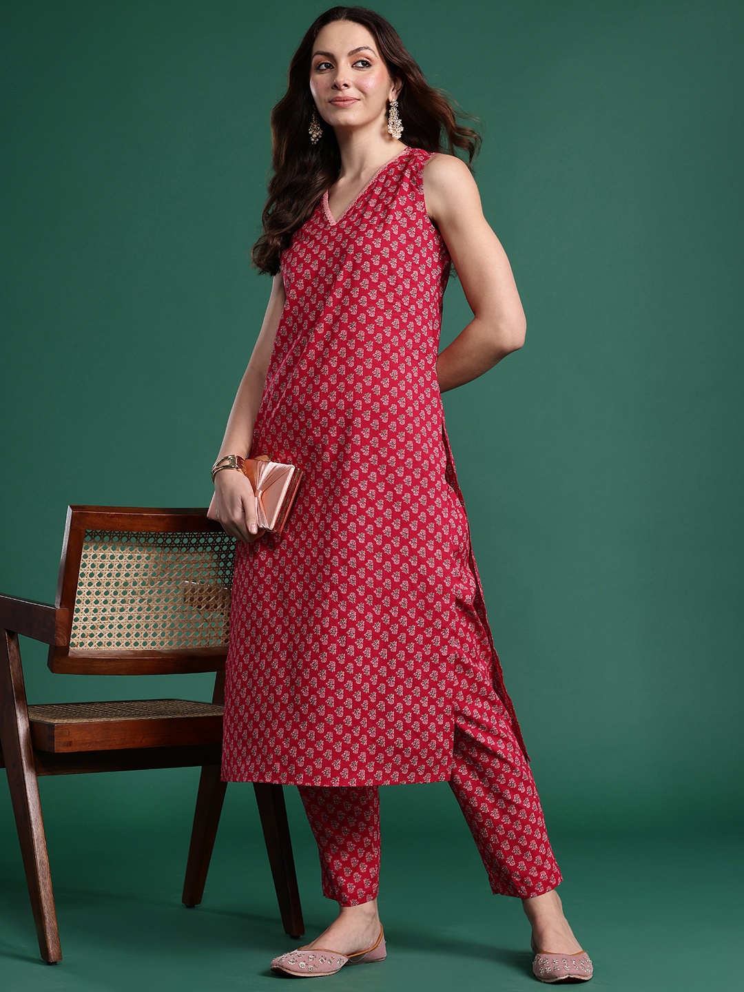 

Indo Era Floral Printed Regular Pure Cotton Kurta with Trousers, Maroon