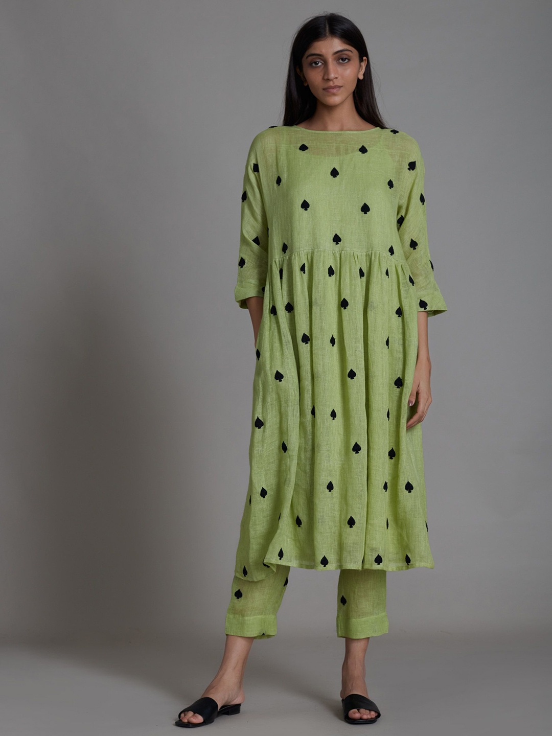 

MATI Quriky Printed Round Neck Linen A Line Kurta With Trousers, Green