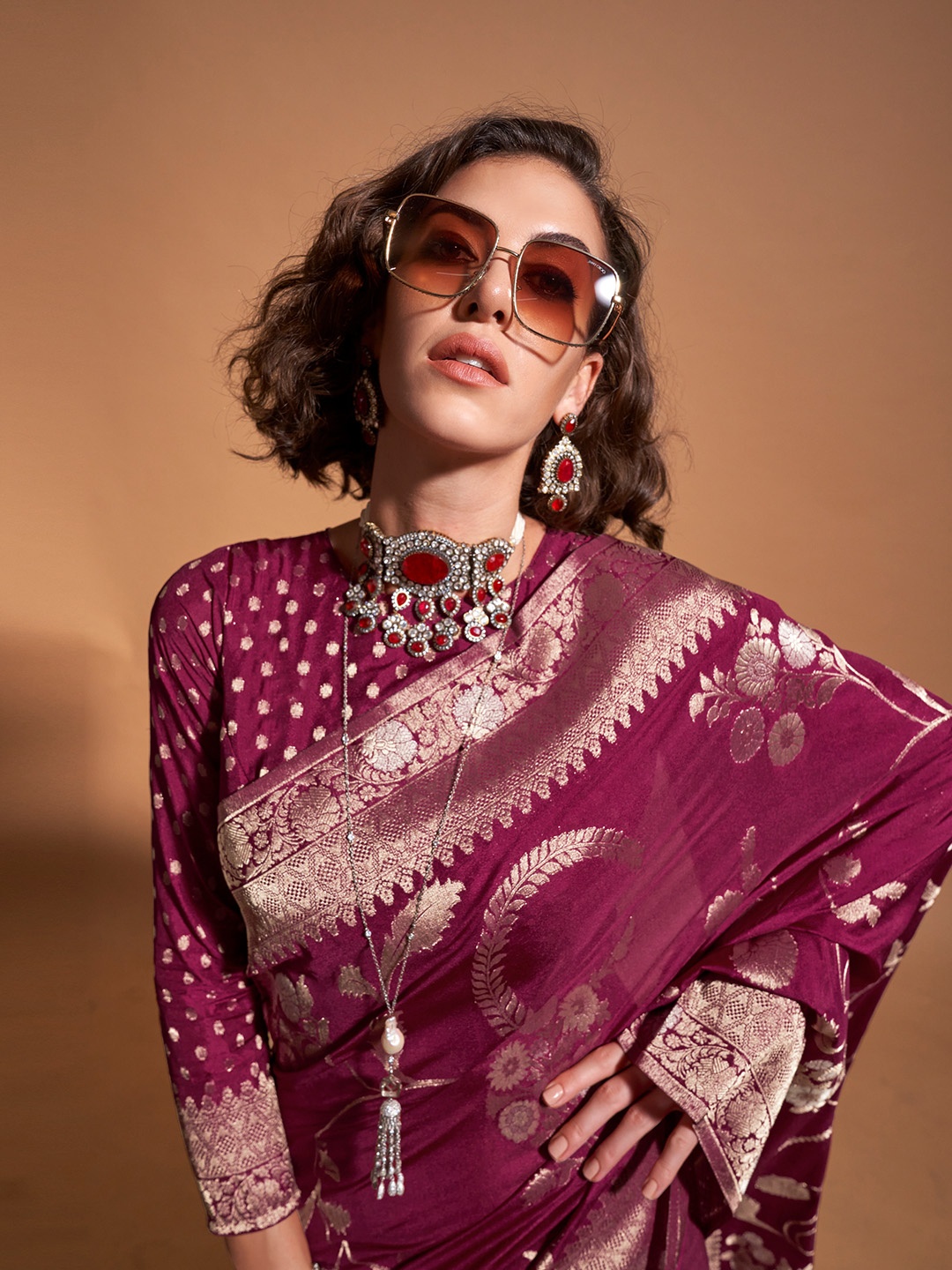 

Ishin Floral Zari Poly Georgette Saree, Maroon