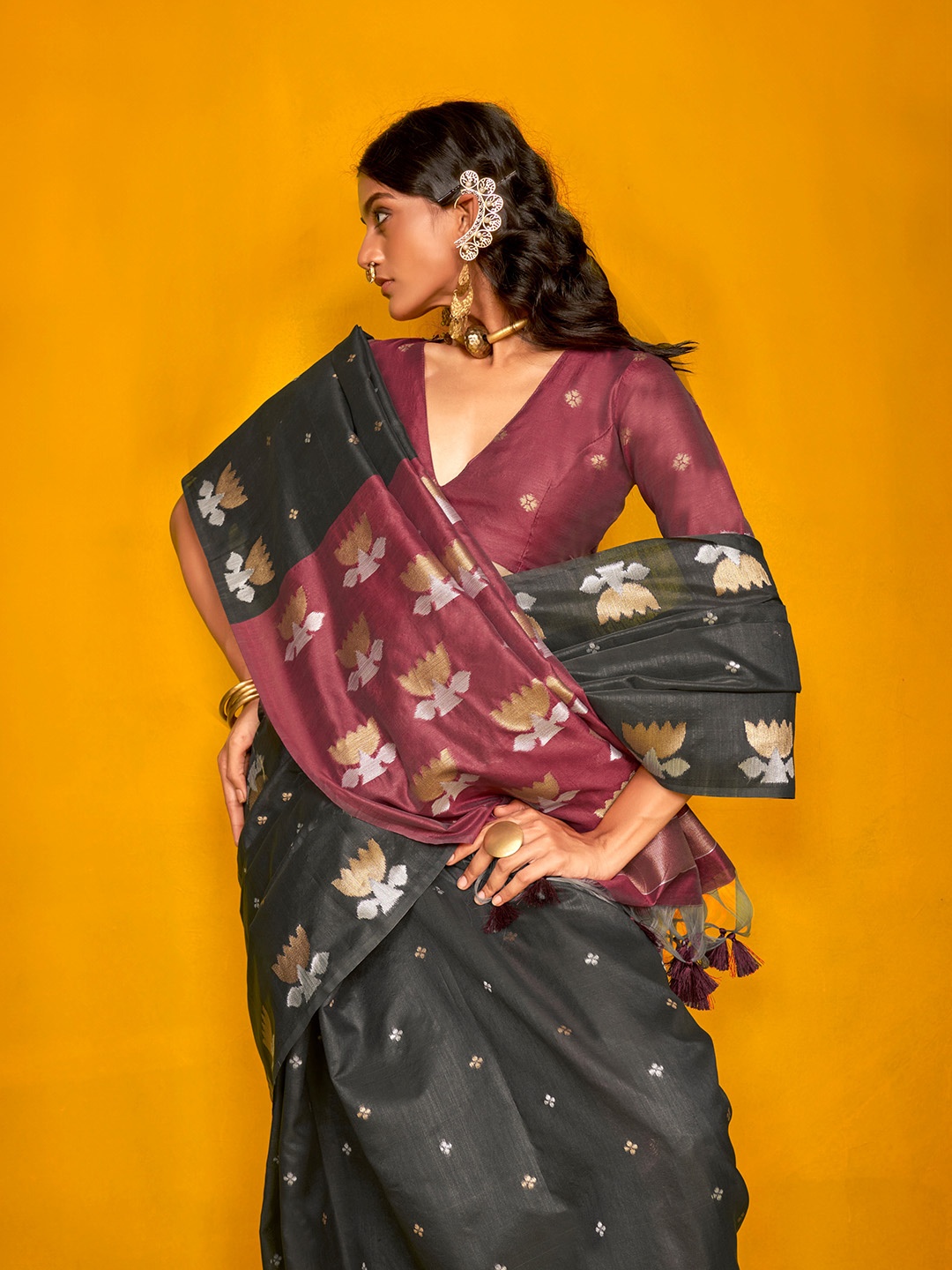 

Ishin Woven Design Silk Blend Saree, Black