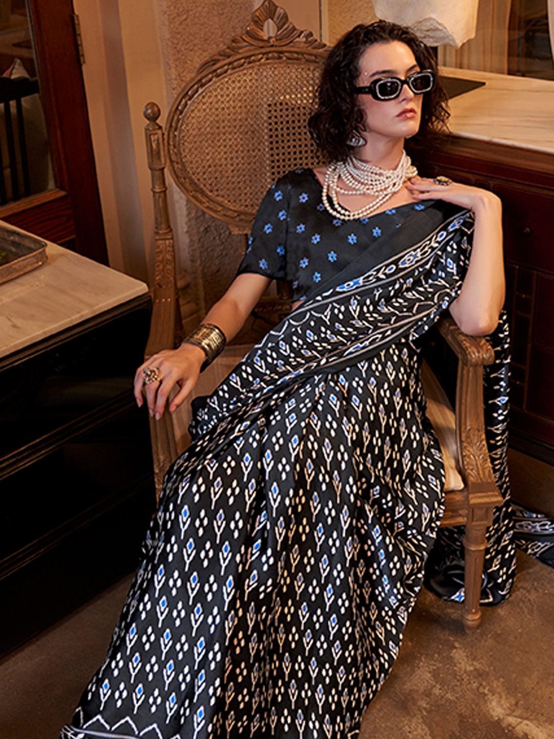 

Ishin Floral Satin Saree, Black