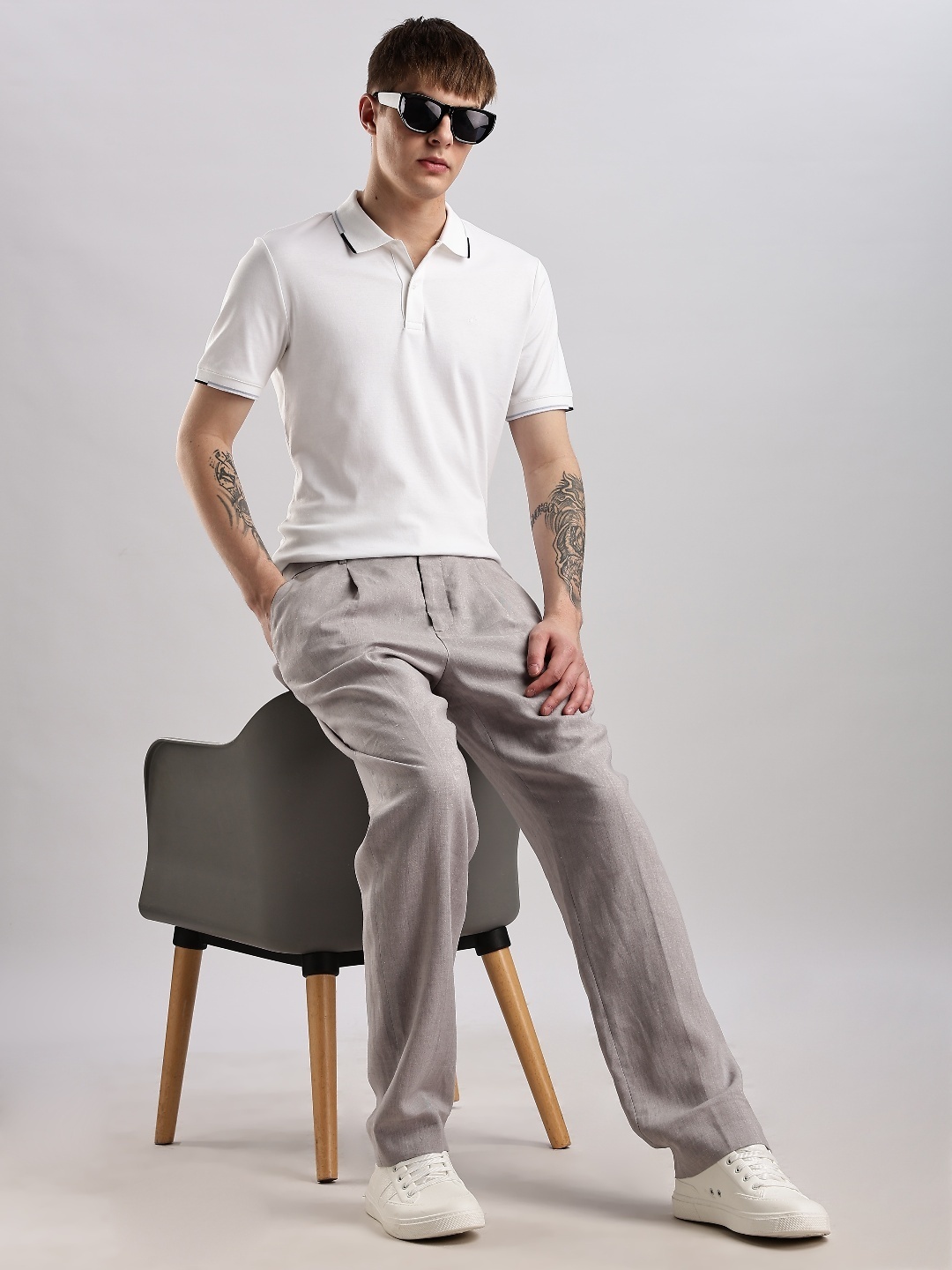 

Calvin Klein Jeans Men Urban Slim Slim Fit Pleated Trousers, Grey