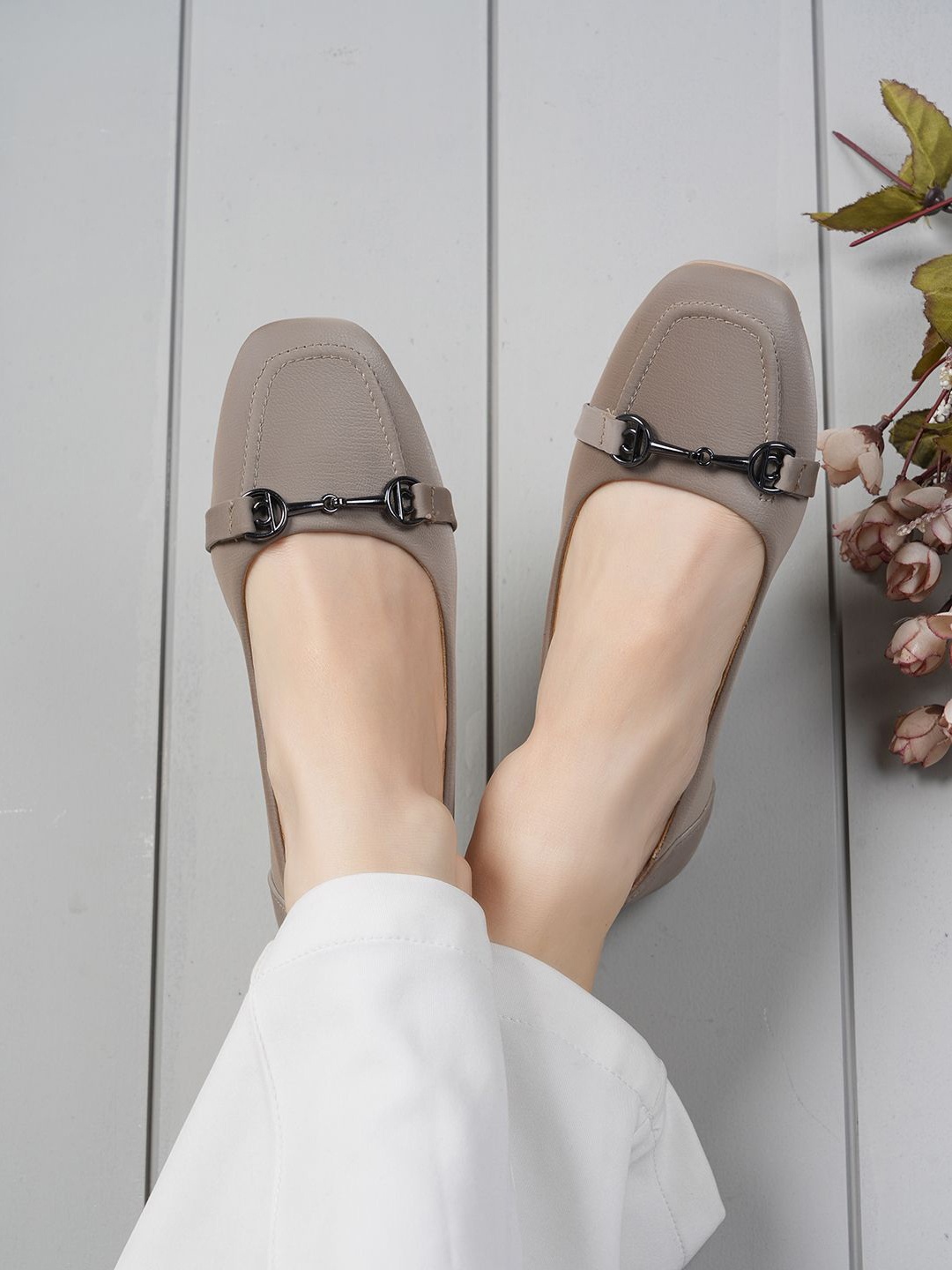 

Mast & Harbour Women Party Mojaris, Grey