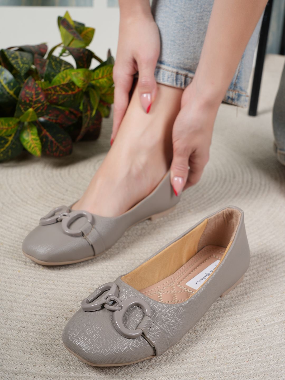 

The Roadster Lifestyle Co Women Party Mojaris, Grey
