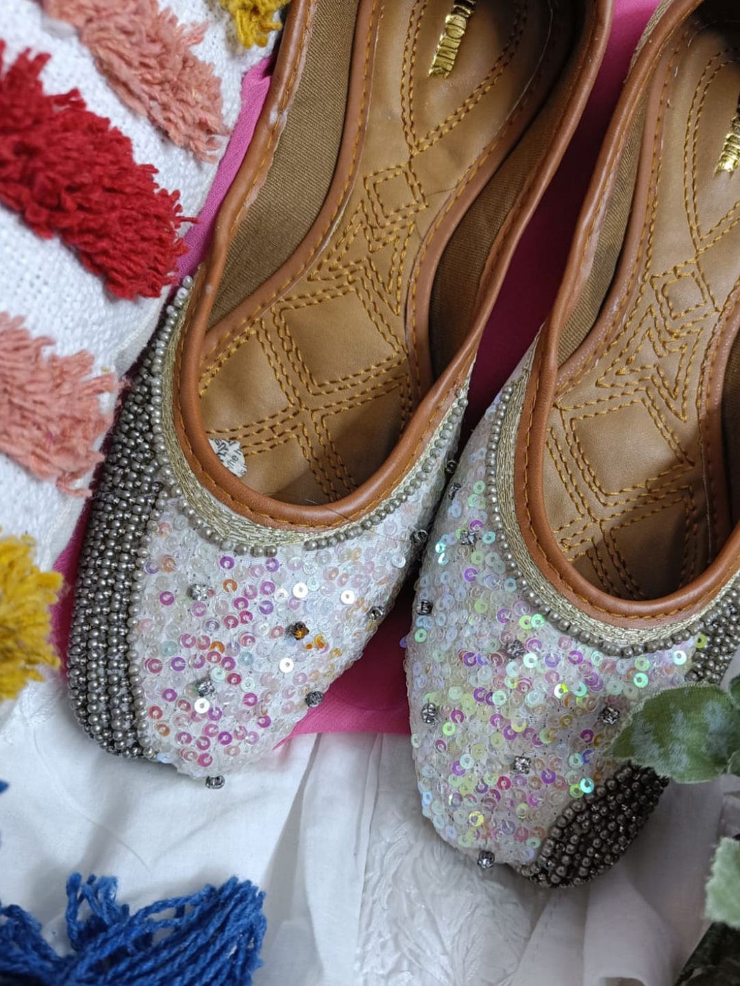 

Anouk Women Embellished Ethnic Mojaris with Embroidered Flats, White
