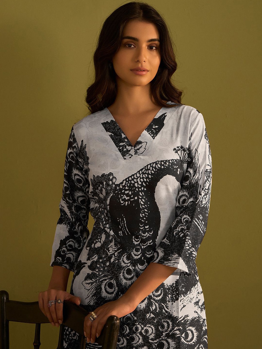 

Indo Era Women Floral Printed Regular Pure Cotton Kurta with Trousers, Black