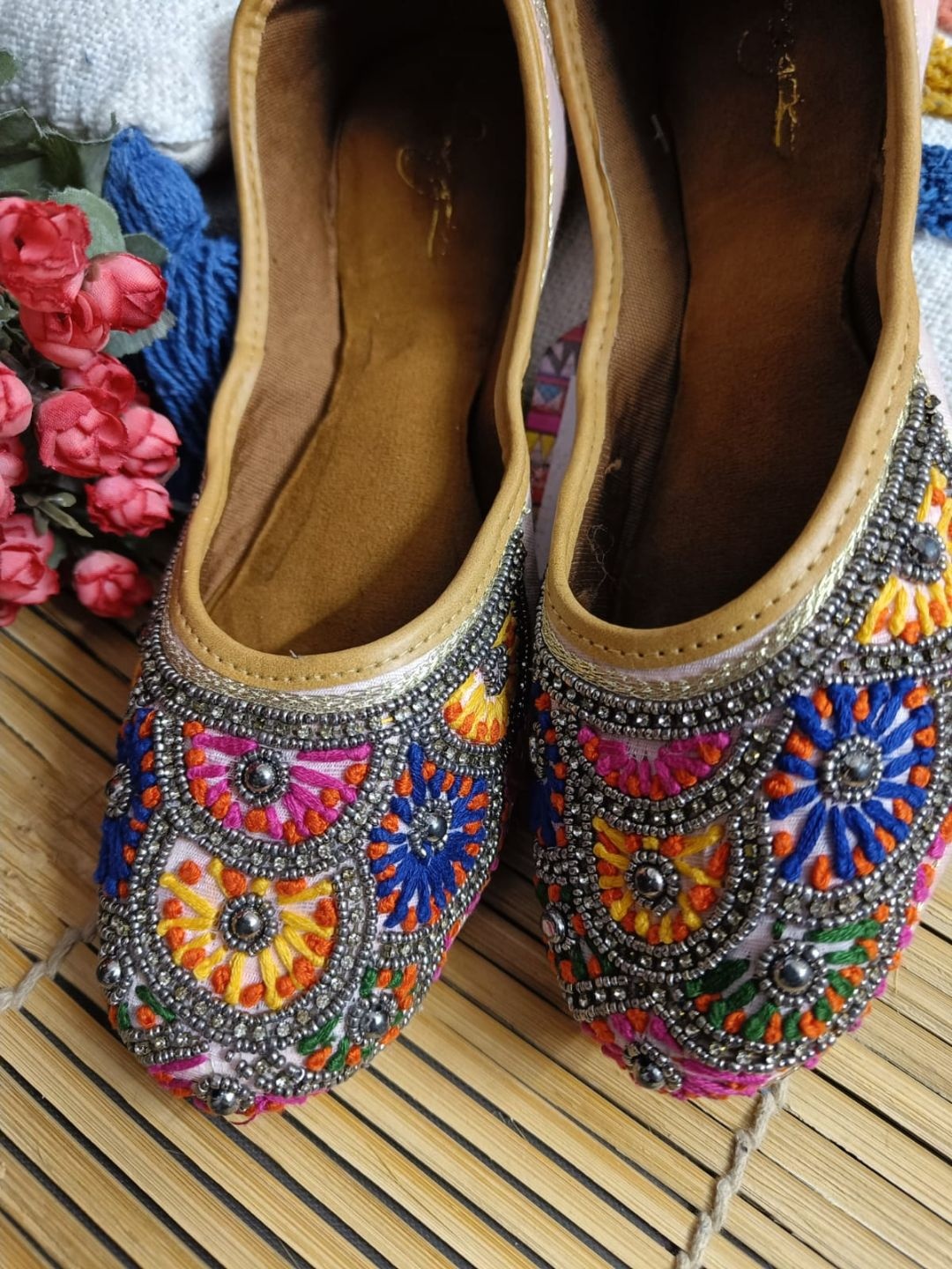 

Sangria Women Embellished Mojaris, Brown