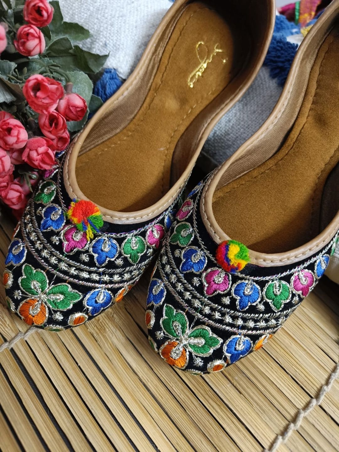 

Sangria Women Embellished Mojaris, Black
