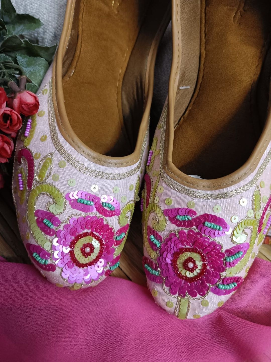 

Sangria Women Embellished Mojaris, Pink