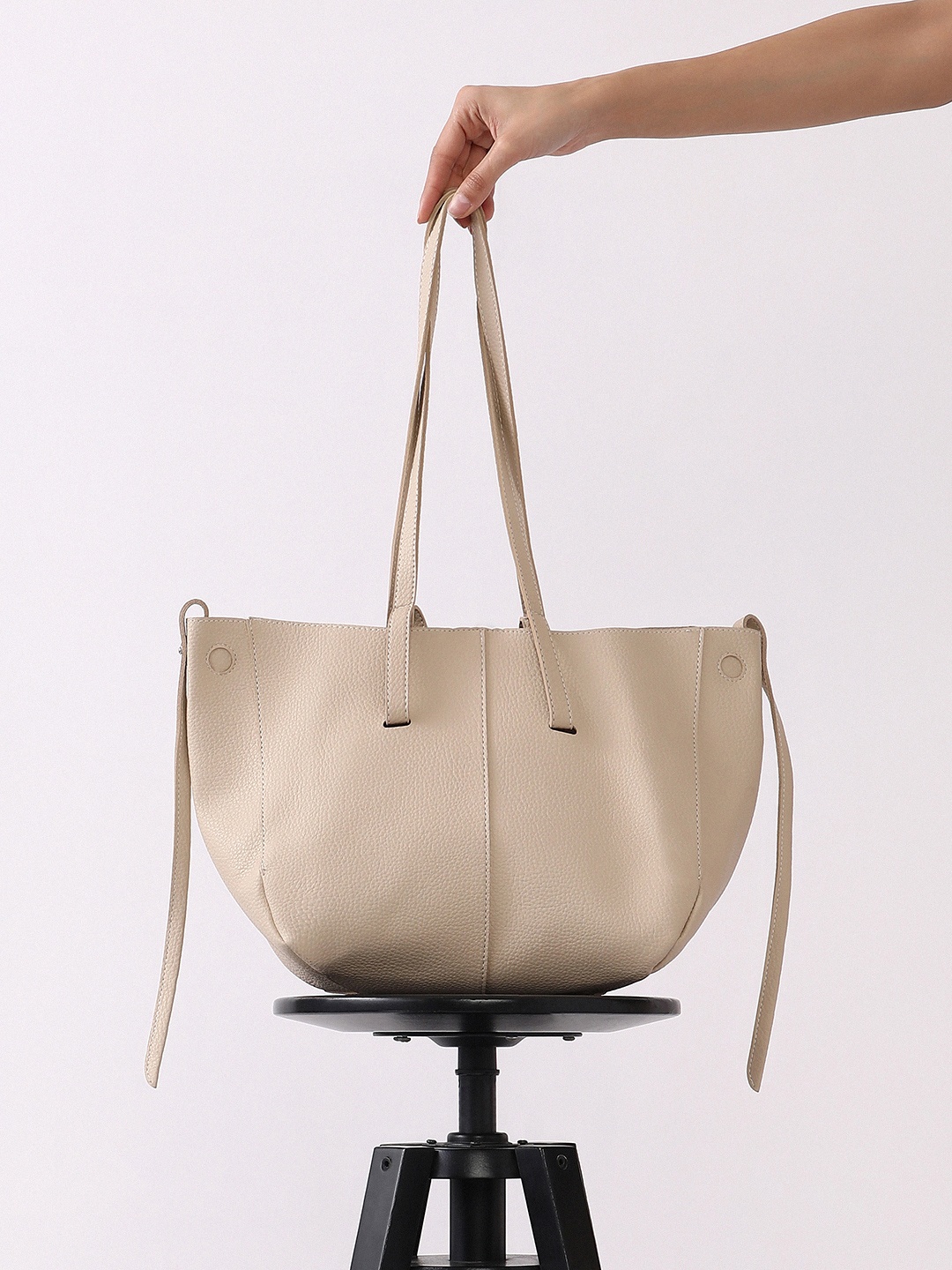 

HAUTE SAUCE by Campus Sutra Leather Shopper Shoulder Bag with Tasselled, Beige