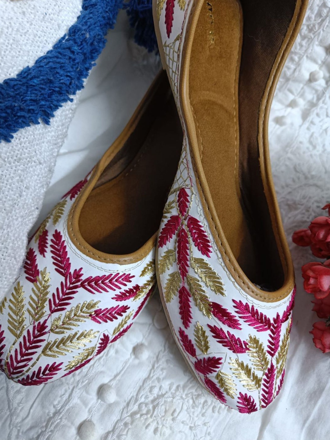 

Anouk Women Embellished Ethnic Mojaris with Embroidered Flats, Pink