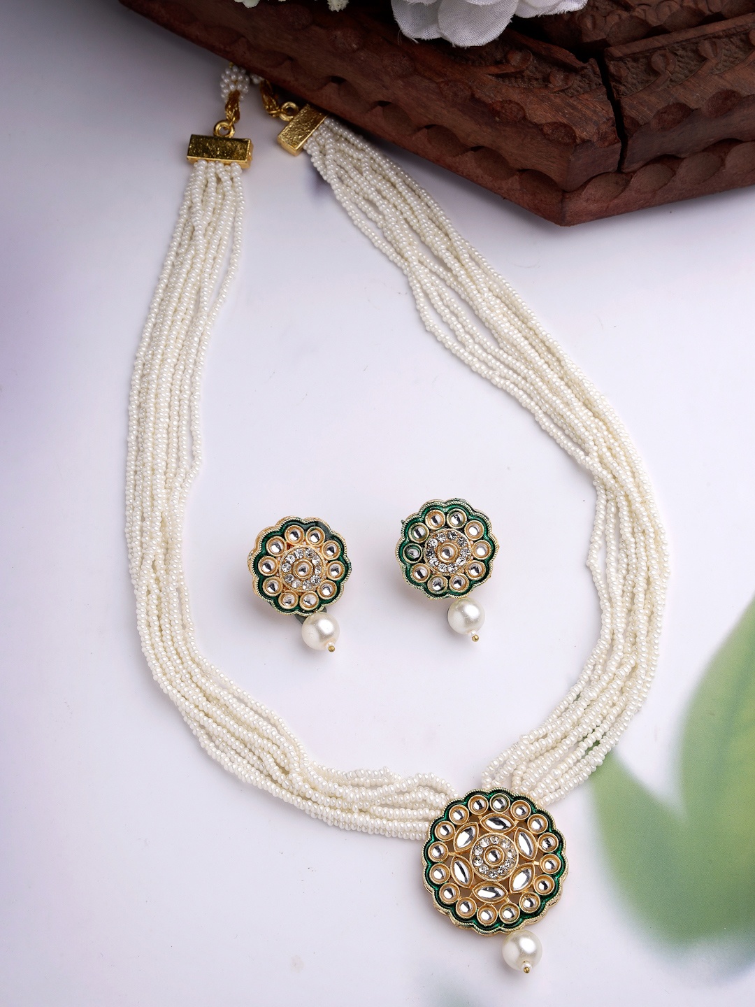 

Anouk Women White & Gold-Plated Kundan & Pearl Jewellery Set