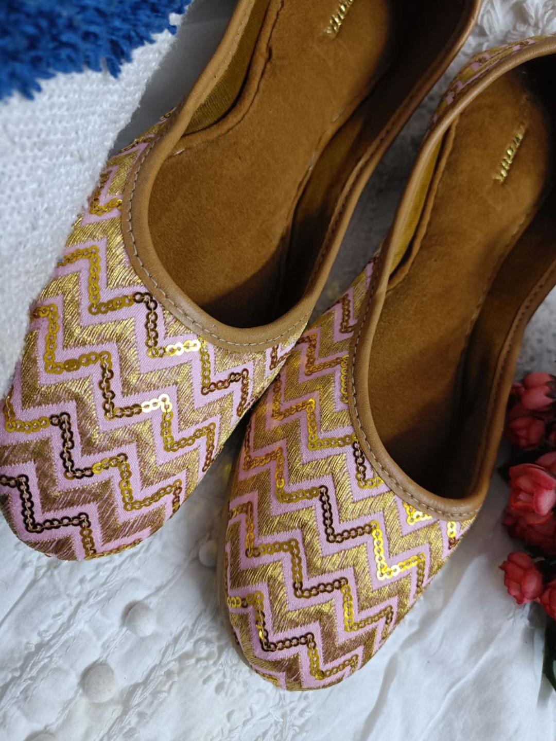 

Anouk Women Embellished Ethnic Mojaris Flats, Pink