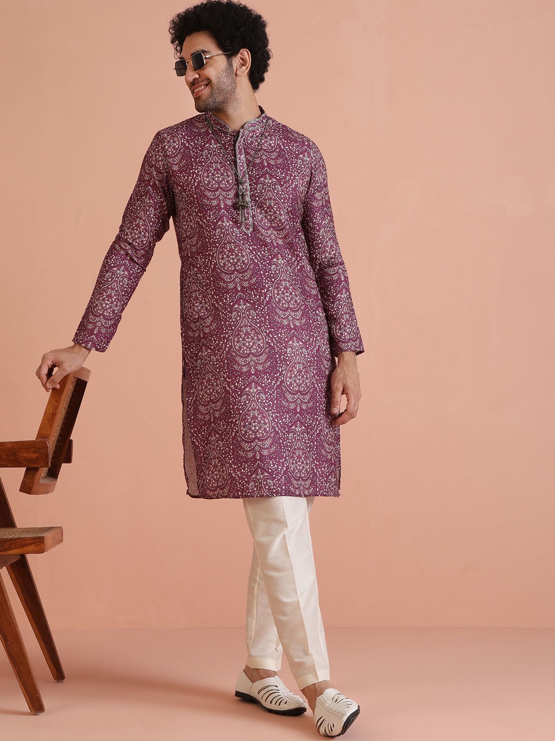

KISAH Ethnic Motifs Printed Mandarin Collar Straight Kurta With Trousers, Magenta