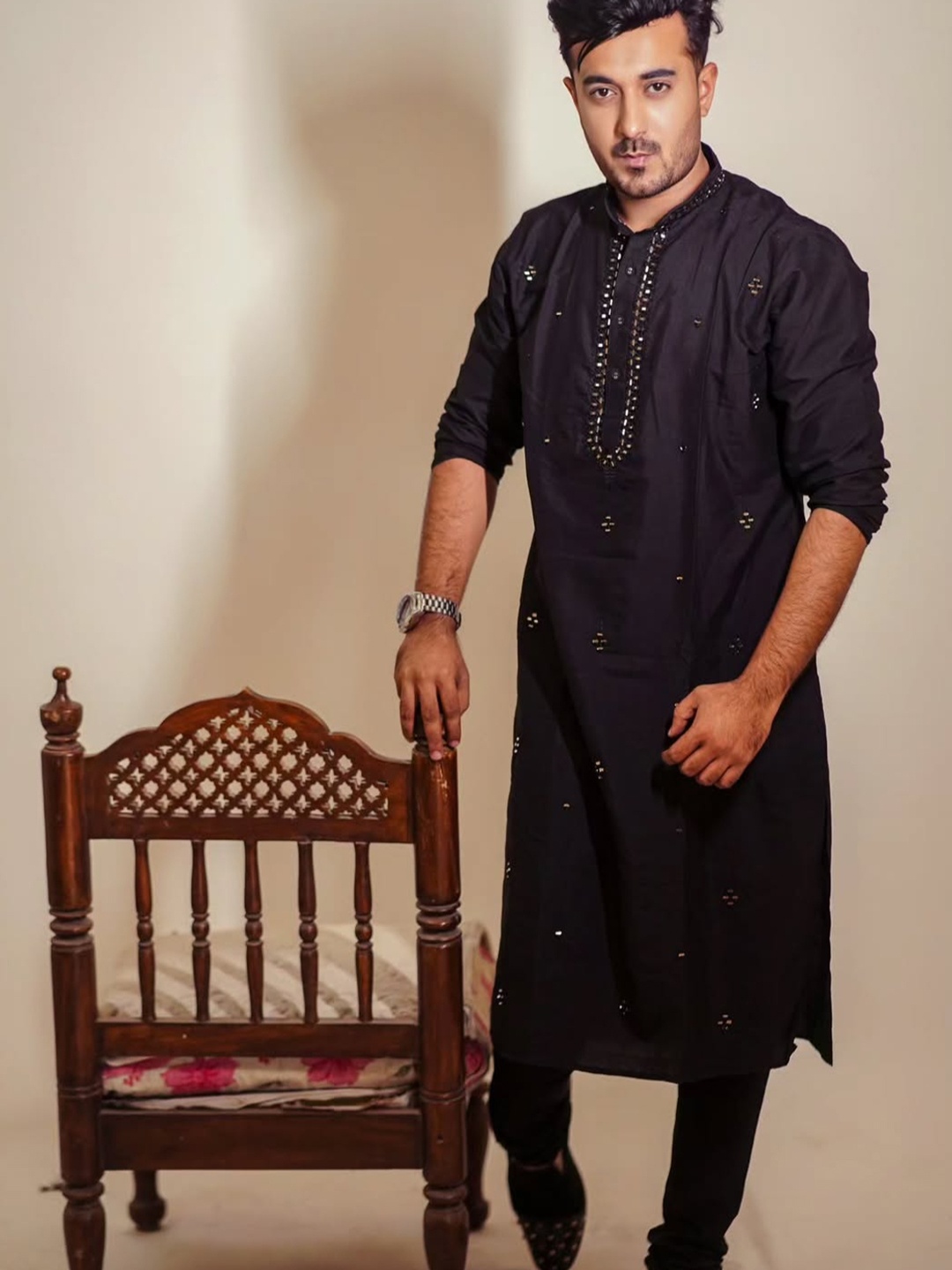 

KISAH Floral Embroidered Mandarin Collar Kurta With Churidar, Black
