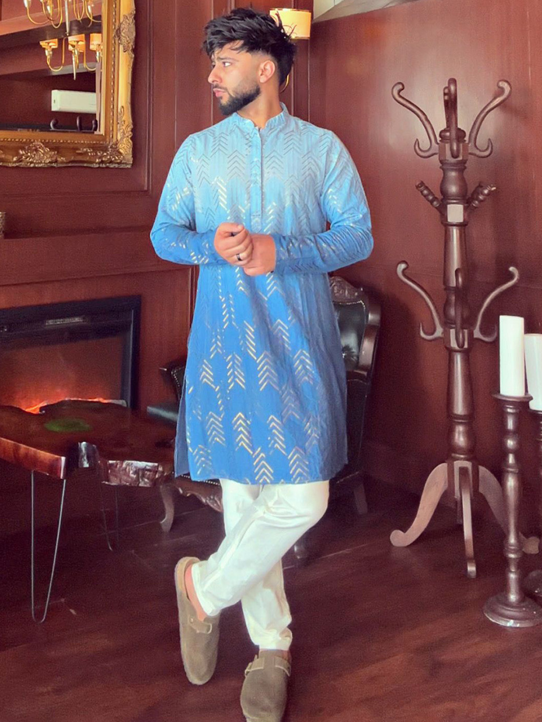 

KISAH Geometric Embroidered Mandarin Collar Straight Kurta With Trousers, Blue
