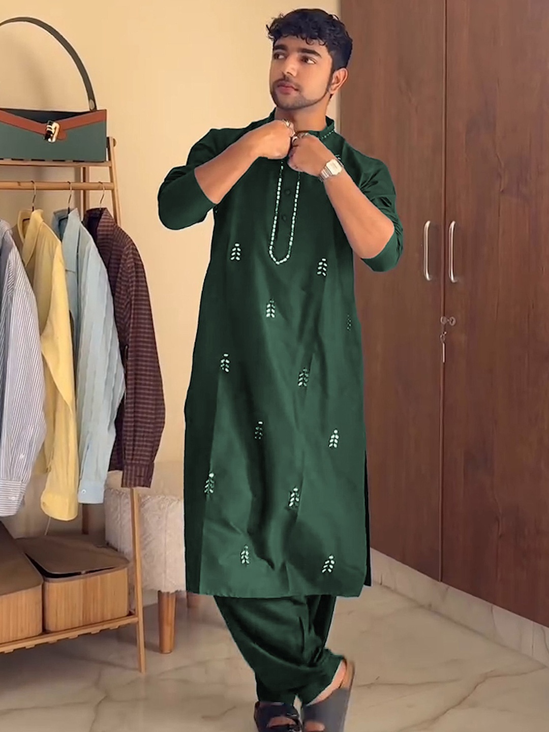 

KISAH Floral Embroidered Mandarin Collar Straight Kurta With Patiala, Green