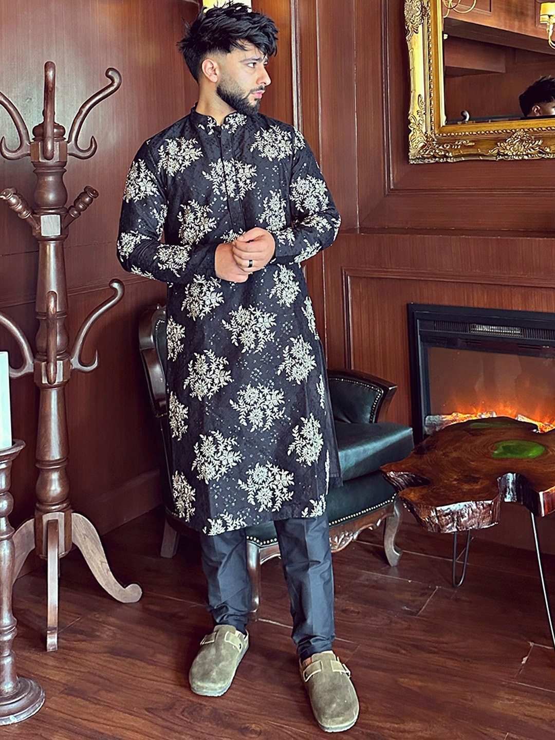 

KISAH Floral Embroidered Mandarin Collar Straight Kurta With Trousers, Black