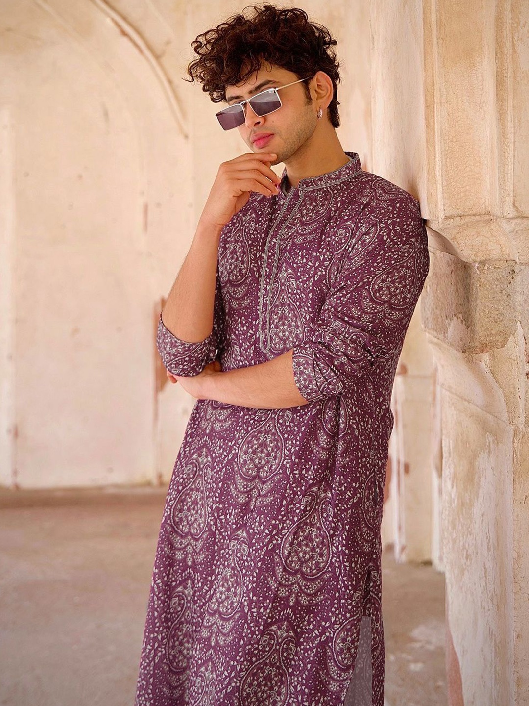 

KISAH Floral Printed Cotton Thread Work Mandarin Collar Straight Kurta, Magenta