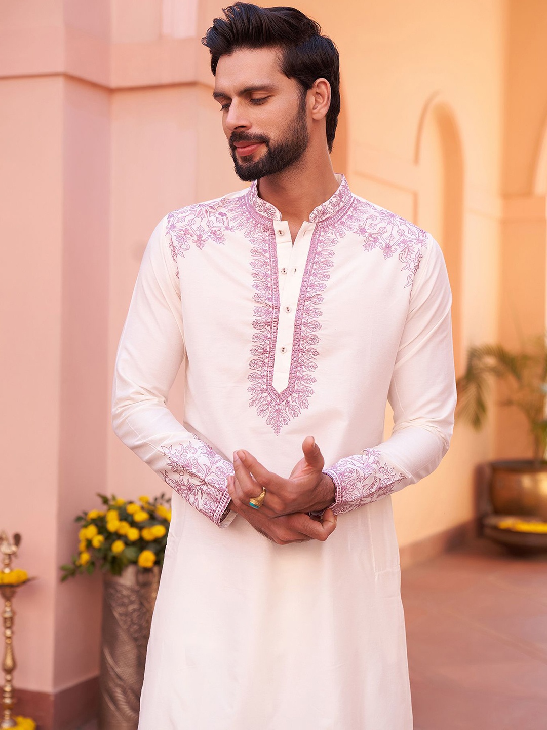 

KISAH Men Floral Embroidered Mandarin Collar Cotton Straight Kurta, Off white