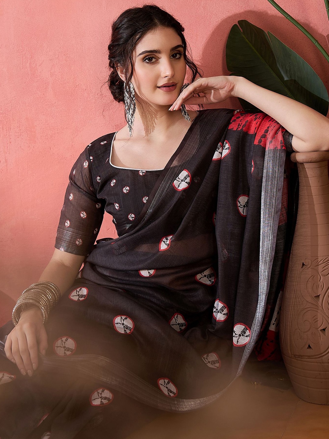 

Sangria Black Printed Saree With Unstitched Blouse