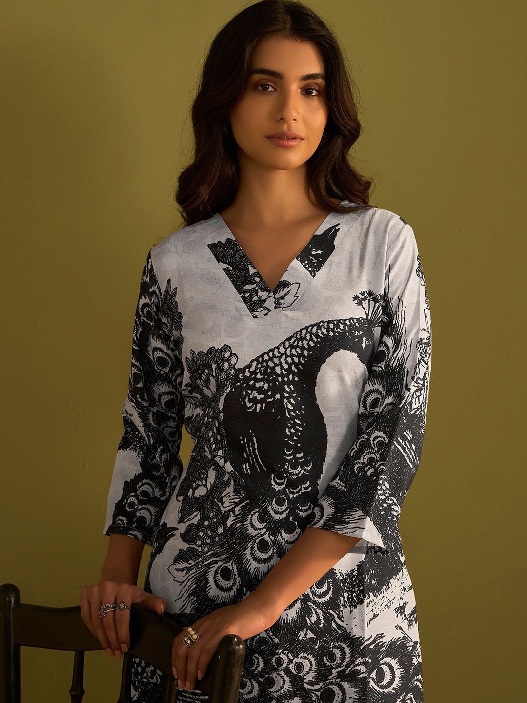 

Indo Era Floral Printed V-Neck Straight Kurta With Trousers, Black