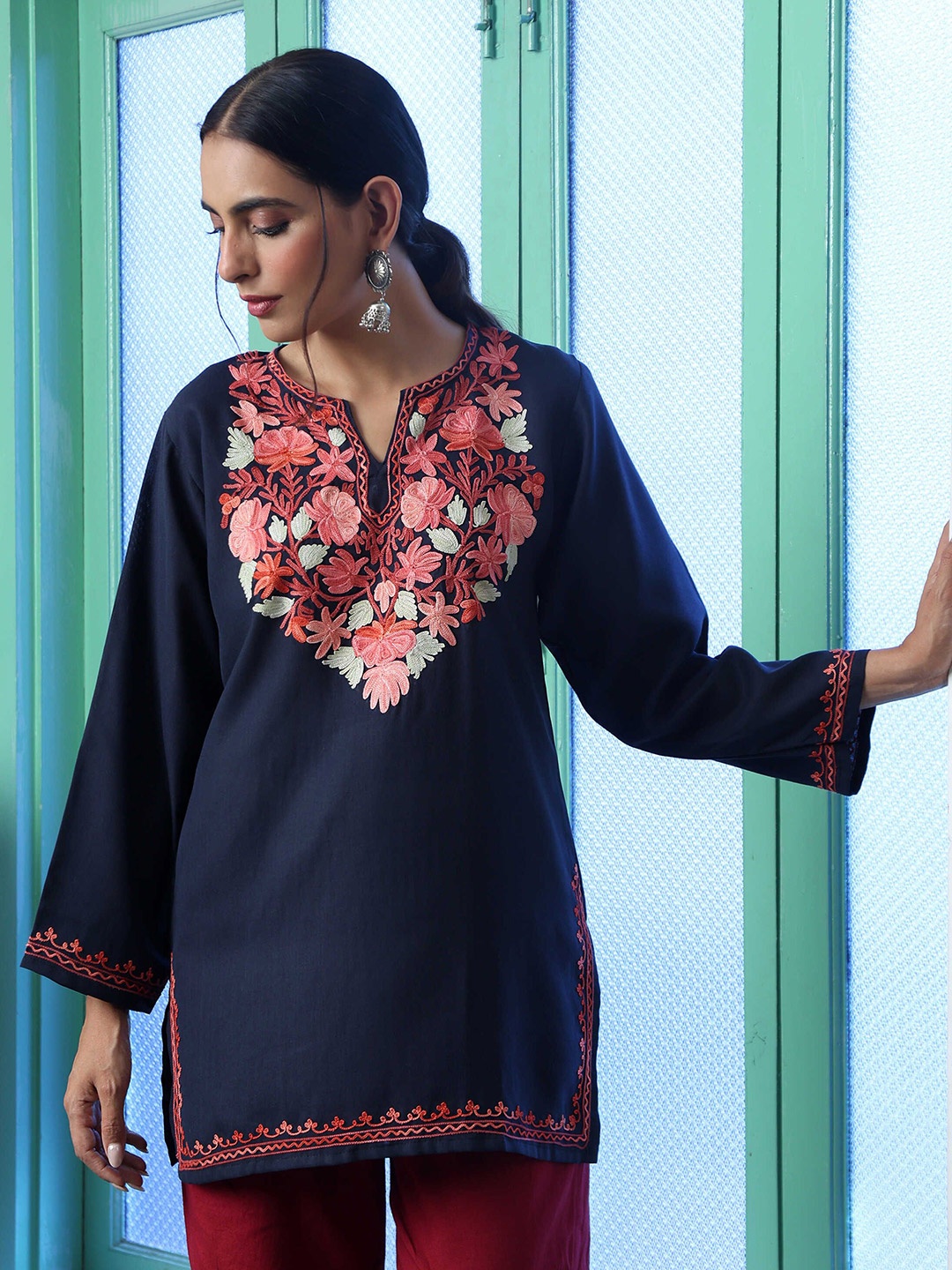 

House of Chikankari Women Embroidered Kurta, Navy blue