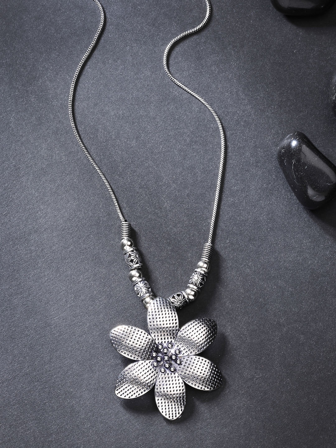 

Anouk Anouk Women Silver-Toned Floral Shape Pendant with Chain