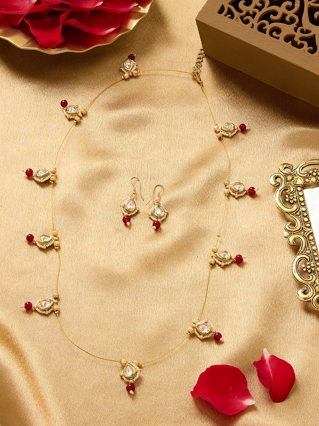 

Zaveri Pearls Gold-Plated Kundan-Studded & Beaded Jewellery Set