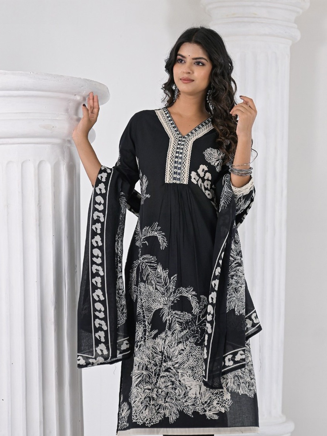 

Varanga Women Floral Printed Regular Thread Work Pure Cotton Kurta with Trousers & With Dupatta, Black