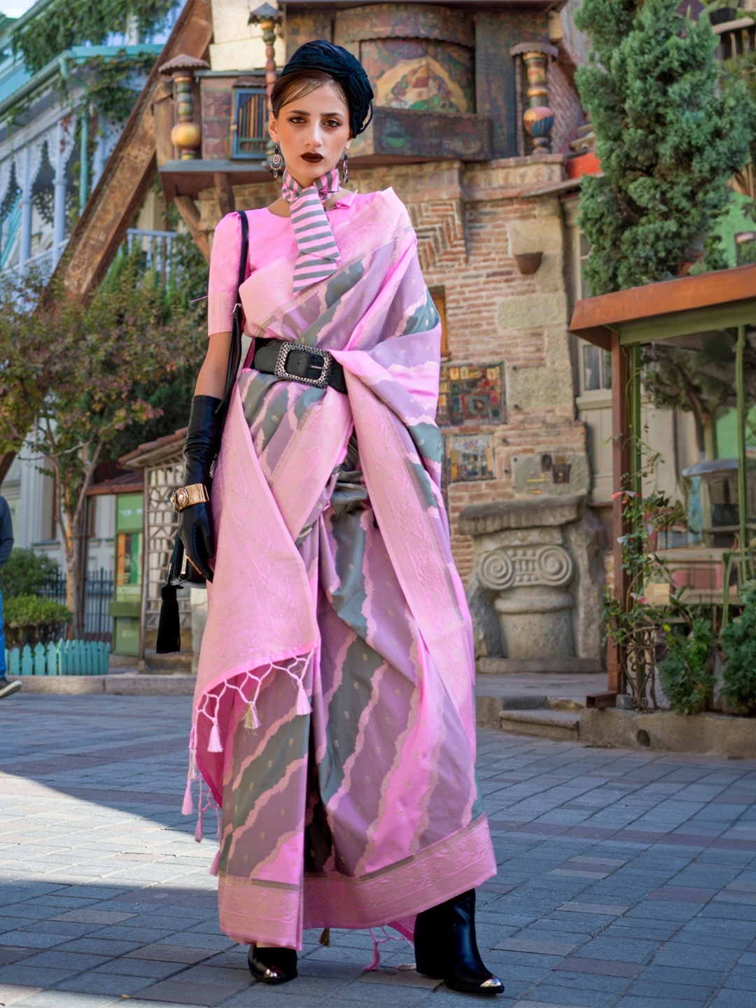 

DEVATITHI Woven Design Zari Silk Blend Saree, Pink