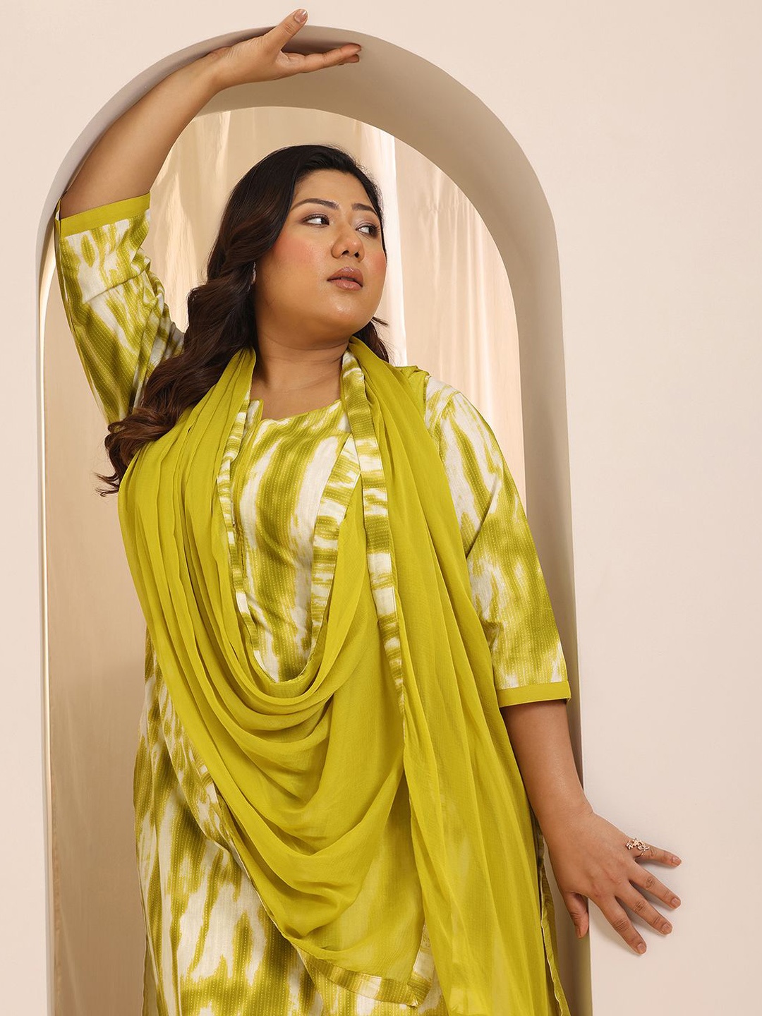 

EXTRA LOVE BY LIBAS Plus Size Women Dyed Regular Kurta with Trousers & With Dupatta, Green